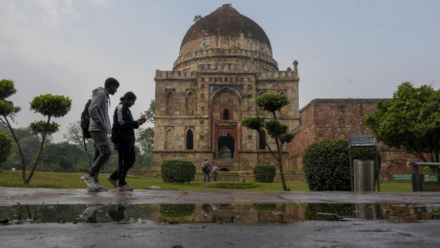 Delhi ka mausam: हल्की बारिश से भीगे दिल्ली-NCR, मौसम विभाग ने बताया- कब मिलेगी ठंड से राहत?