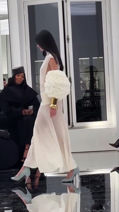 La mode se démode, le style jamais et… L'élégance est la seule beauté qui ne se fane point !   #mode #élégance #style