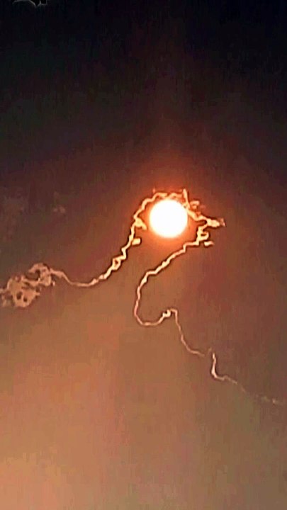 बादलों के बीच सूर्य का विहंगम दृश्य