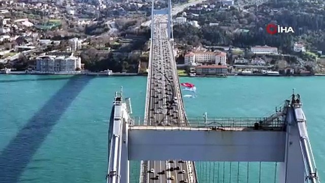 İlk Türk Astronot için iki kıta ortasında Türk Bayrağı asıldı