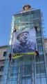 Membros da Greenpeace 'escalam' edifício em Madrid contra guerra em Gaza
