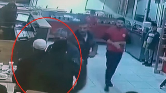 Nefes borusuna tantuni kaçan müşteriyi Heimlich manevrası ile kurtardı