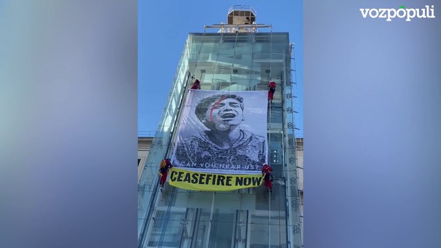 Activistas de Greenpeace se encaraman al Reina Sofía para denunciar la guerra en Gaza