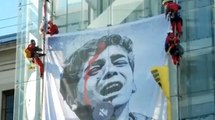 Miembros de Greenpeace escalan el Reina Sofía para denunciar los ataques de Israel en Gaza
