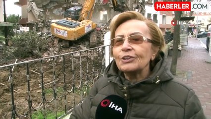 Büyükçekmece'de 64 daireli 49 yıllık binanın yıkımına başlandı