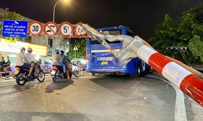 Xe Buýt Lạc Lối Tông Sập Cầu An Phú Đông 🚧: Nguy Cơ Đứt Gãy Giao Thông