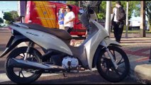 Motociclista fica ferida ao sofrer queda na Avenida Brasil, no Centro