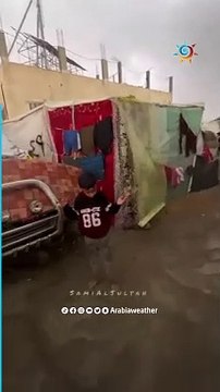 في ظل الأجواء الباردة والماطرة! هذه المشاهد المسيطرة على مخيمات النازحين في قطاع غزة .. كان الله بعونهم