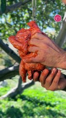 بالفيديو، دجاجة كاملة متبلة بنكهة حارة جاهزة للطبخ او للشوي