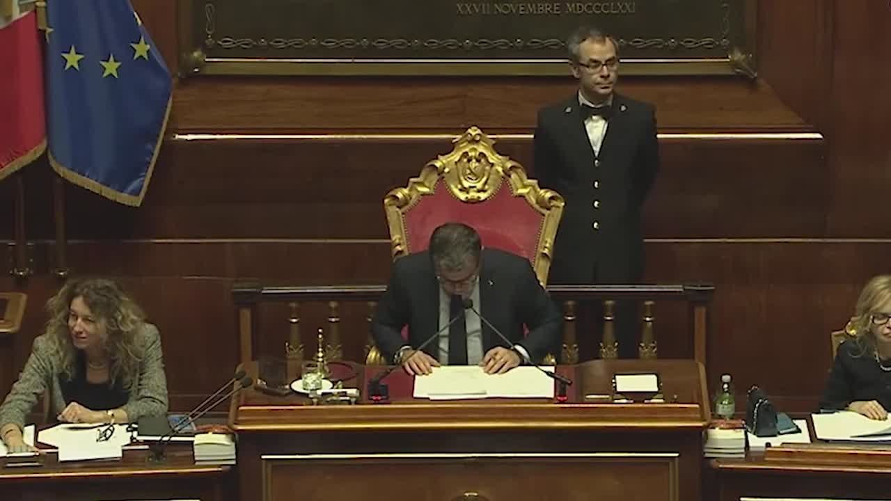 Primo si' all'Autonomia, ma e' bagarre in Aula
