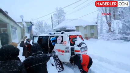 Hakkari'de kardan kapanan mezrada astım hastası kurtarıldı