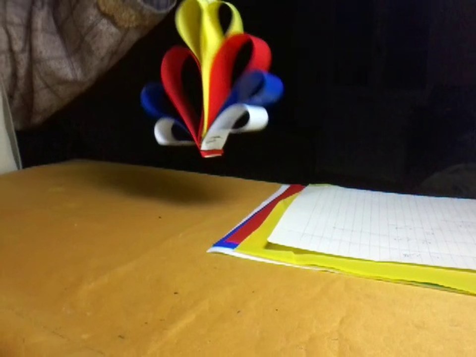 دلاية تتعلق على حبل الزينة