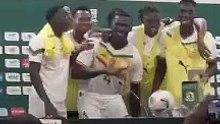 لاعبو السنغال يقطعون المؤتمر الصحفي للاحتفال بزميلهم عبد الله سيك أفضل لاعب في مباراة غينيا #AFCON2023