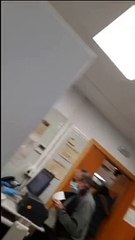 Vean como la Policía se lleva detenido a un médico que se niega a usar la mascarilla