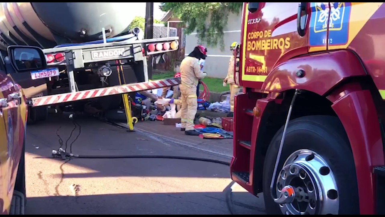 Motociclista vai parar embaixo de caminhão em grave acidente na Rua Jacarezinho