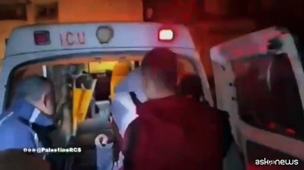 Il caos dopo un raid israeliano a Gaza, le immagini della Croce Rossa
