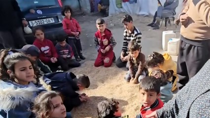 فلسطينيون يلجؤون إلى طحن الأعلاف لتوفير الغذاء