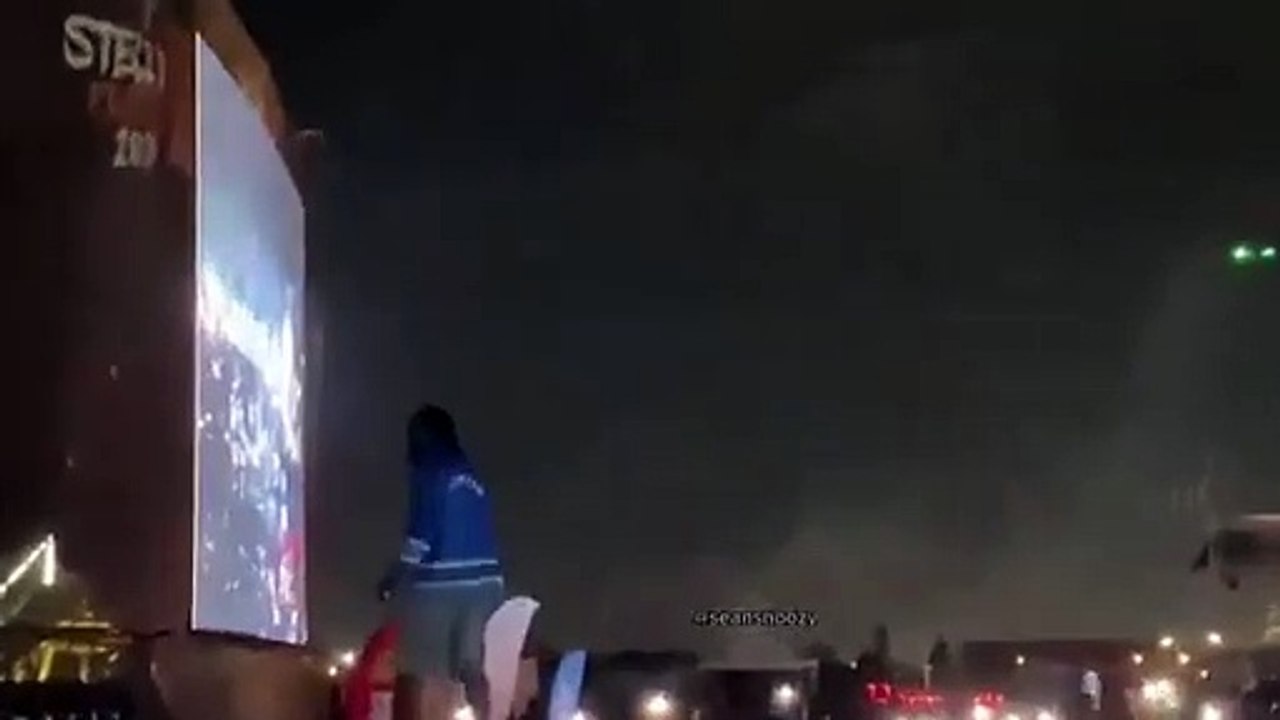 Burna Boy faché après que le public crie "Davido" pendant son concert en Côte d'Ivoire