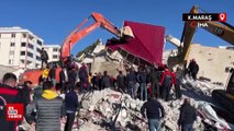 Kahramanmaraş'ta yıkımı yapılan bina iş makinesinin üzerine devrildi: Operatör enkaz altında