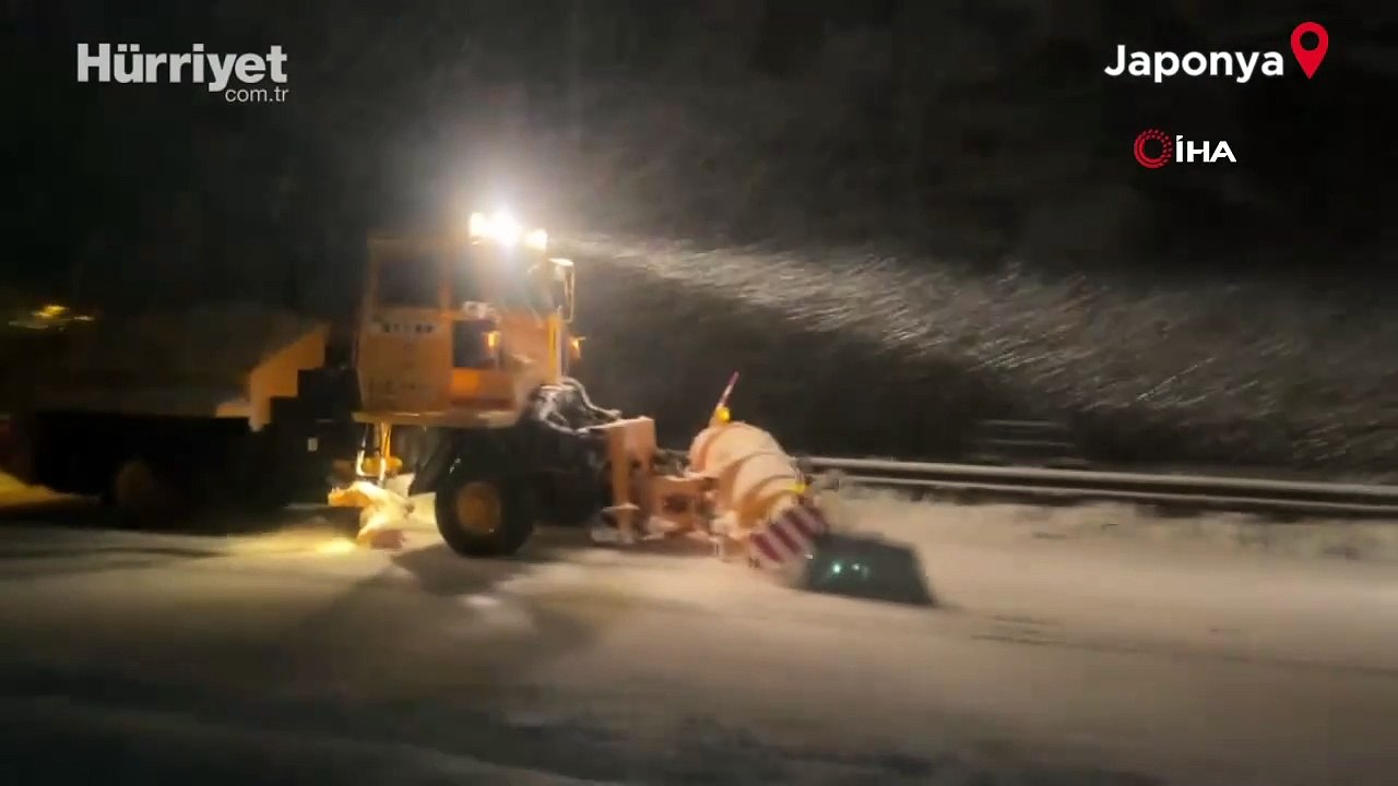Japonya'da şiddetli kar yağışı: Uçuşlar ve tren seferleri iptal edildi