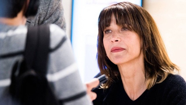Sophie Marceau, célèbre actrice, brise le silence et met en lumière un célèbre homme politique : scandale en vue !