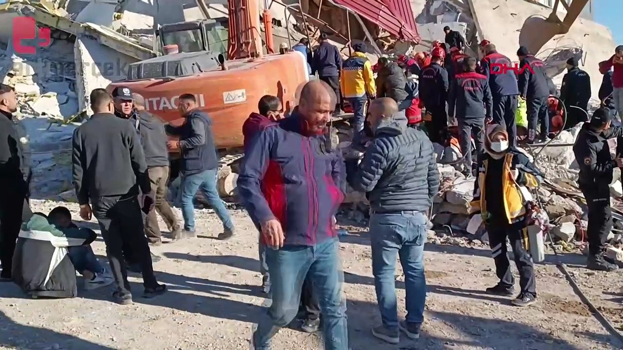 Maraş'ta ağır hasarlı bina iş makinesinin üzerine çöktü: Operatör enkaz altında