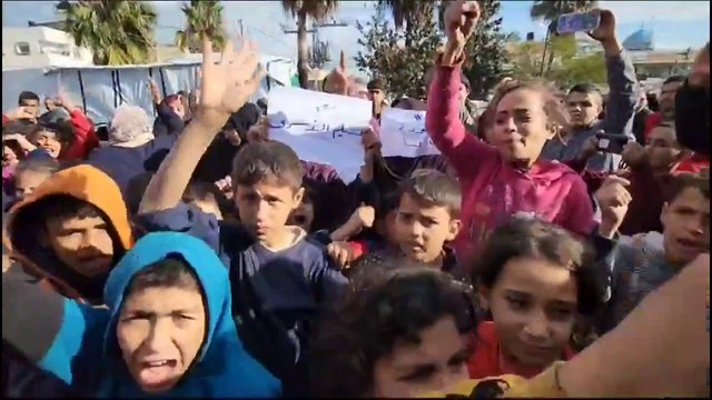 وقفة لأطفال نازحين للمطالبة بوقف الحرب في #دير_البلح #غزة #العربية