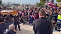 Migliaia di persone accolgono il feretro di Gigi Riva