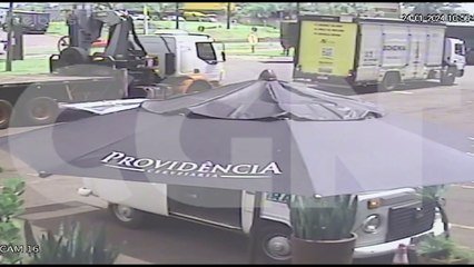 Vídeo mostra momento em que carro é atingido por caminhão na BR-277