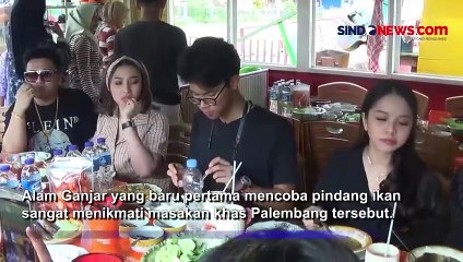 Berburu Kuliner, Alam Ganjar Nikmati Pindang Ikan Berlatar Jembatan Ampera