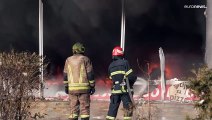شاهد: رجال الإطفاء يحاولون إخماد حريق في مركز تسوق في سراييفو