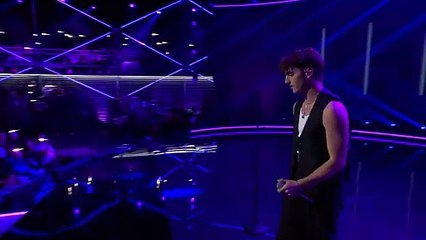 Benson Boone chante "In the Stars" en live