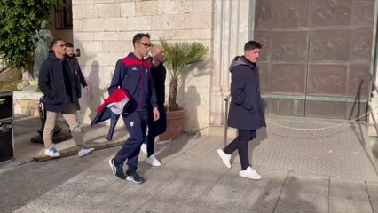 Funerali Gigi Riva, l'arrivo dei giocatori del Cagliari