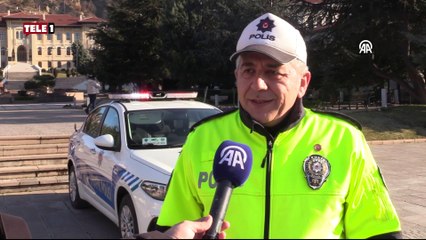 Kalbi duran vatandaşı trafik polisleri hayata döndürdü