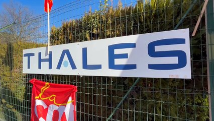 La CFDT fait blocage devant le site de Thalès à Aix-Les-Milles.