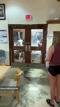 Des vagues monstrueuses ont frappé une base militaire dans les Îles Marshall.