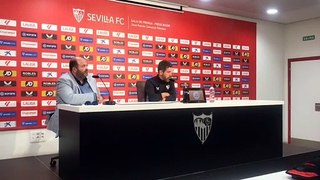 Quique Sánchez Flores sobre la portería del Sevilla FC