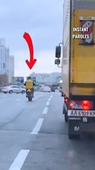 Ce chauffeur de camion s’arrête en pleine route pour une bonne raison