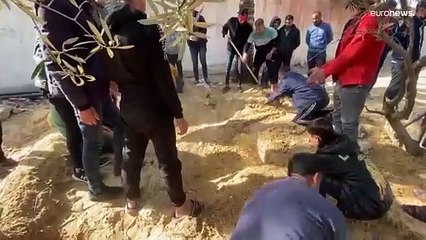 فلسطينيون يضطرون لدفن ذويهم في الطريق العام من شوارع خان يونس