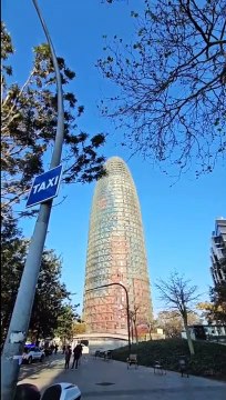 Homem escala 34 andares da Torre Glòries sem proteção. Eis as imagens