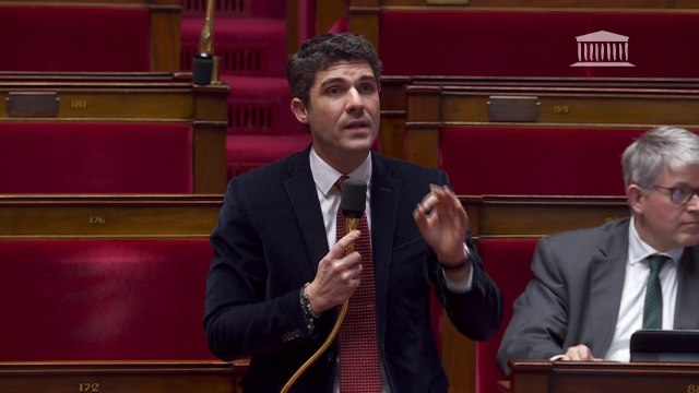 Aurélien Pradié (LR) accuse certaines députées d'hystériser les débats sur l'IVG, Clémentine Autain et Sandrine Rousseau lui répondent