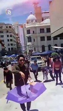 Desde lo alto del edificio del BCB, lanza billetes de Alasita