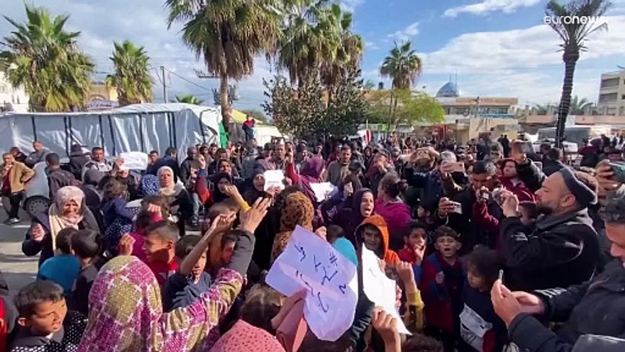 شاهد: "العودة لمنازلنا".. عائلات فلسطينية نازحة في غزة تتظاهر مطالبة بوقف إطلاق النار