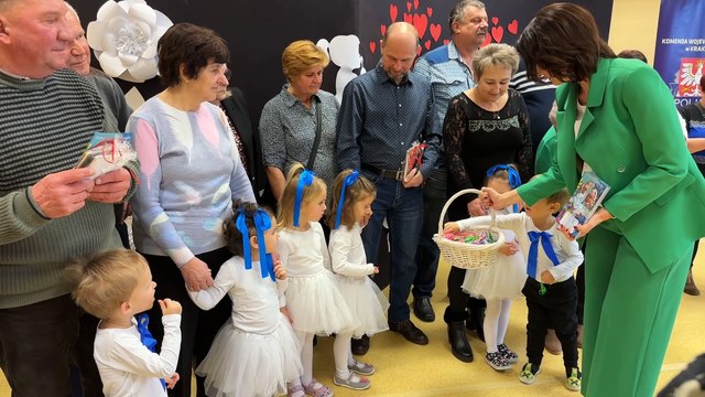 Tarnów - edukacyjny dzień babci i dziadka w przedszkolu nr 8