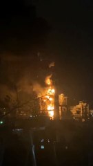 В Краснодарском крае РФ горит нефтеперерабатывающий завод.