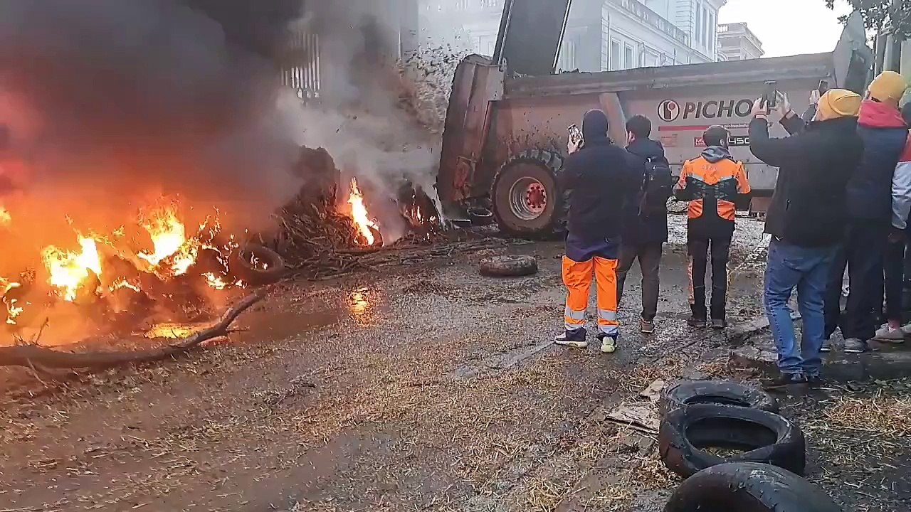 France : RÉVOLTE des agriculteurs à AgenDes agriculteurs ont allumé un feu devant la préfecture, mêlé de fumier et de lisier !