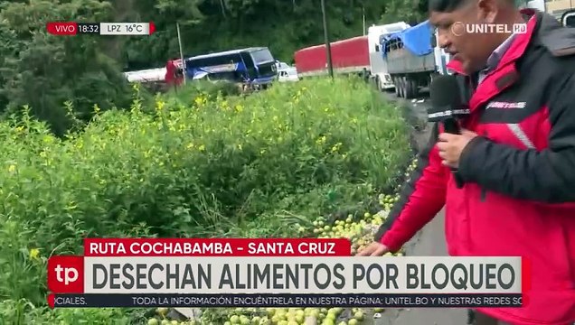 En el tercer día de bloqueo ‘evista’, productores desechan frutas en mal estado a un lado de la carretera
