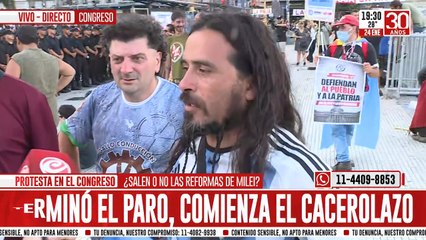 Los "resagados" de la marcha de la CGT se quedaron hasta tarde en la plaza