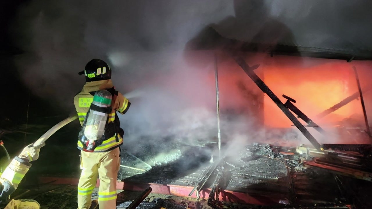 충남 홍성 단독 주택에 불...90대 여성 화상 / YTN