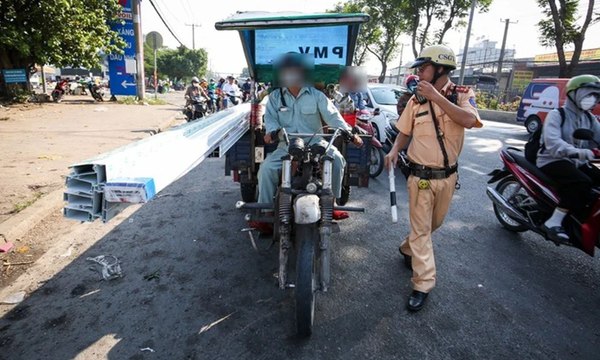 Cảnh sát giao thông TPHCM mạnh tay xử lý xe tự chế chở hàng cồng kềnh